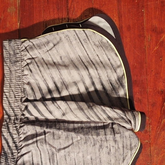 Under Armour Fitted Gray Athletic Shorts with Neon Green Trim Sz S - Picture 6 of 10